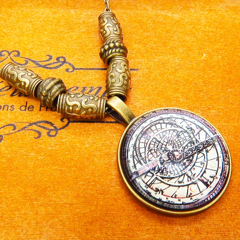 アンティークゴールド 羅針盤・方位磁針のイラストのペンダント・ネックレス 重力針 スチームパンク風 ガラス