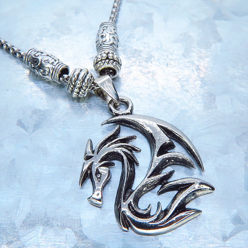 シルバーカラー フライングドラゴン ドラゴンをモチーフとしたペンダント・ネックレス 亜鉛合金・メッキ加工 ステンレススチールチェーン 60cm