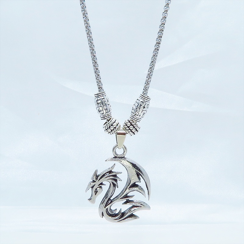 シルバーカラー フライングドラゴン ドラゴンをモチーフとしたペンダント・ネックレス 亜鉛合金・メッキ加工 ステンレススチールチェーン 60cm