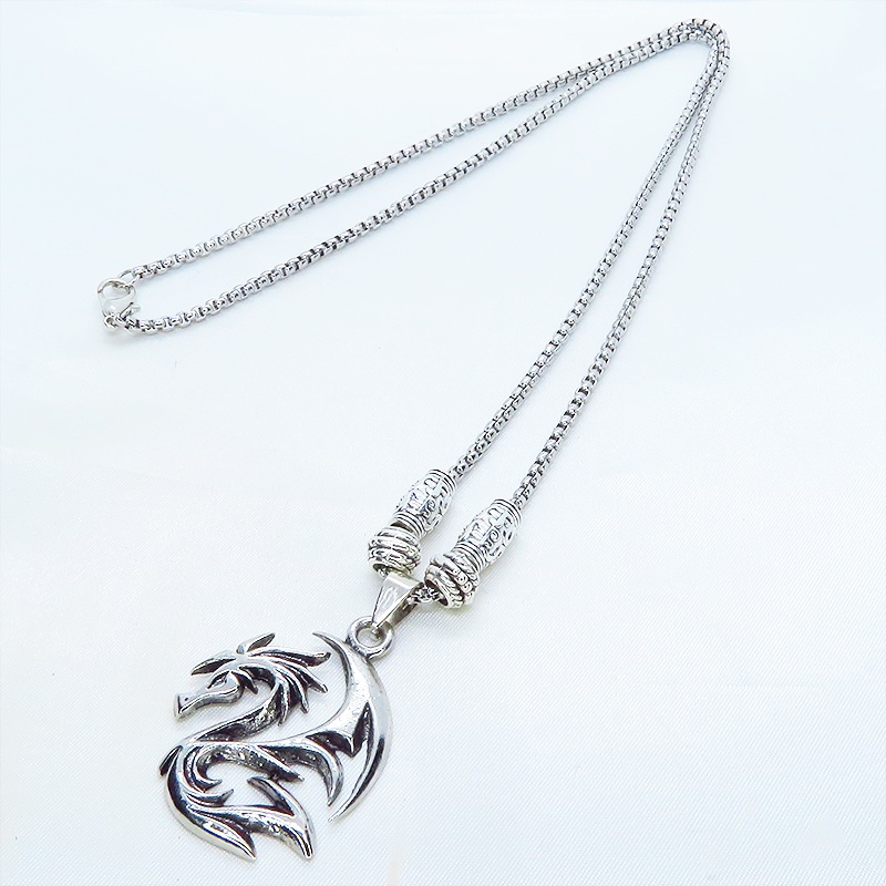シルバーカラー フライングドラゴン ドラゴンをモチーフとしたペンダント・ネックレス 亜鉛合金・メッキ加工 ステンレススチールチェーン 60cm
