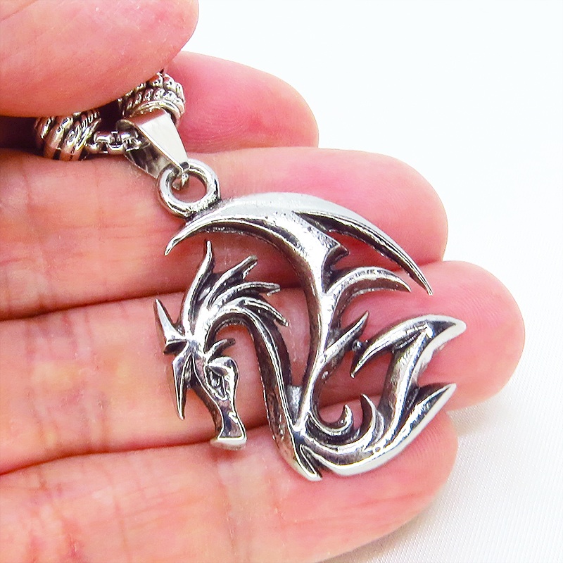 シルバーカラー フライングドラゴン ドラゴンをモチーフとしたペンダント・ネックレス 亜鉛合金・メッキ加工 ステンレススチールチェーン 60cm