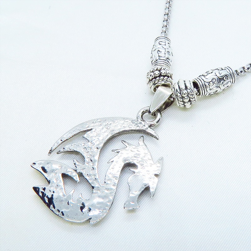 シルバーカラー フライングドラゴン ドラゴンをモチーフとしたペンダント・ネックレス 亜鉛合金・メッキ加工 ステンレススチールチェーン 60cm