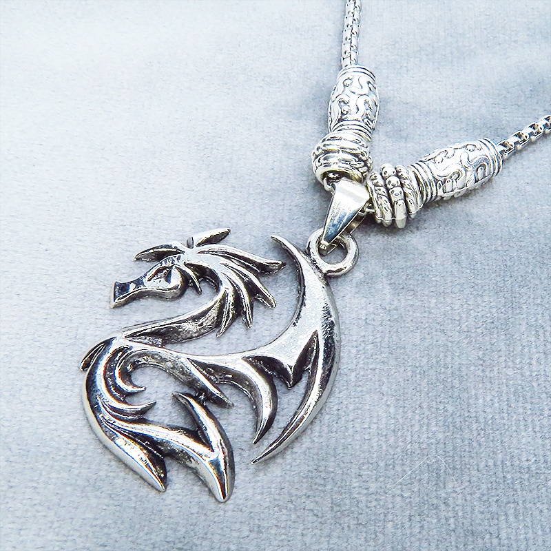 シルバーカラー フライングドラゴン ドラゴンをモチーフとしたペンダント・ネックレス 亜鉛合金・メッキ加工 ステンレススチールチェーン 60cm
