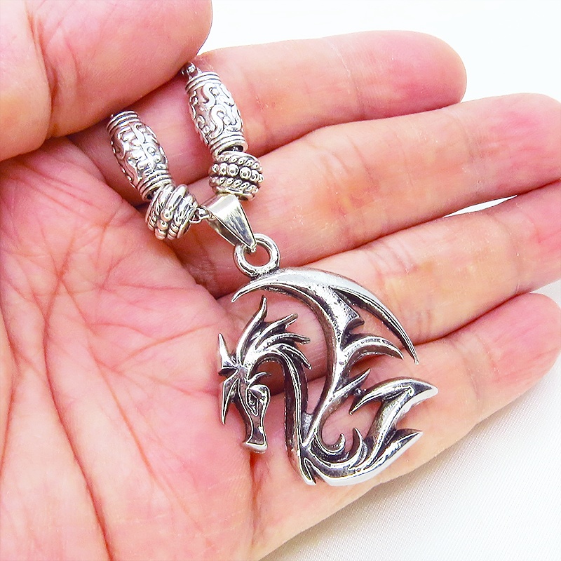 シルバーカラー フライングドラゴン ドラゴンをモチーフとしたペンダント・ネックレス 亜鉛合金・メッキ加工 ステンレススチールチェーン 60cm