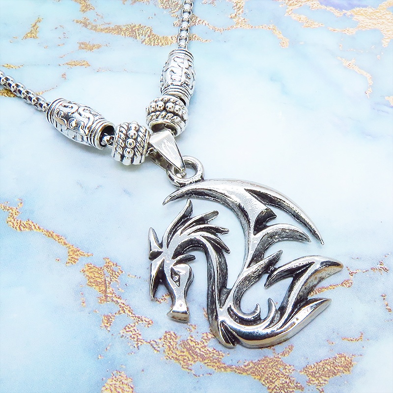 シルバーカラー フライングドラゴン ドラゴンをモチーフとしたペンダント・ネックレス 亜鉛合金・メッキ加工 ステンレススチールチェーン 60cm
