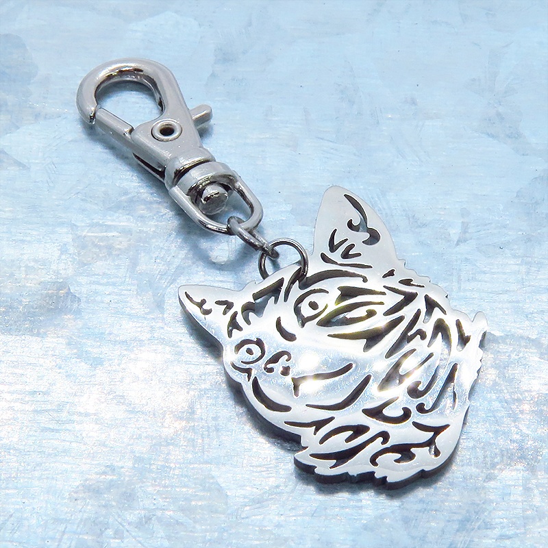 【再販×4】シルバーカラー リアルな猫フェイスモチーフのキーホルダー ダイカット ステンレス メンズ レディース 金具変更可