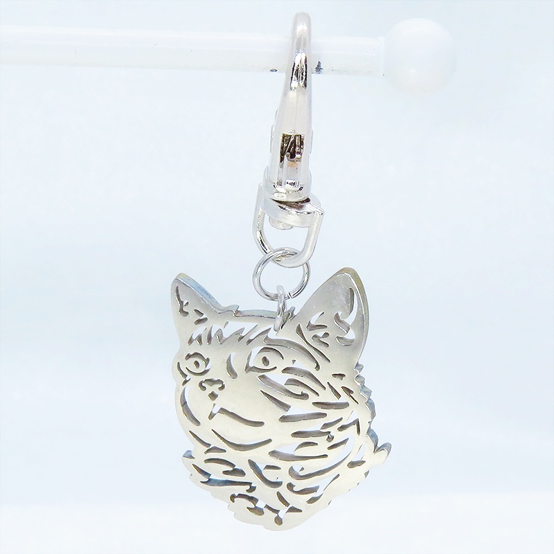 【再販×4】シルバーカラー リアルな猫フェイスモチーフのキーホルダー ダイカット ステンレス メンズ レディース 金具変更可