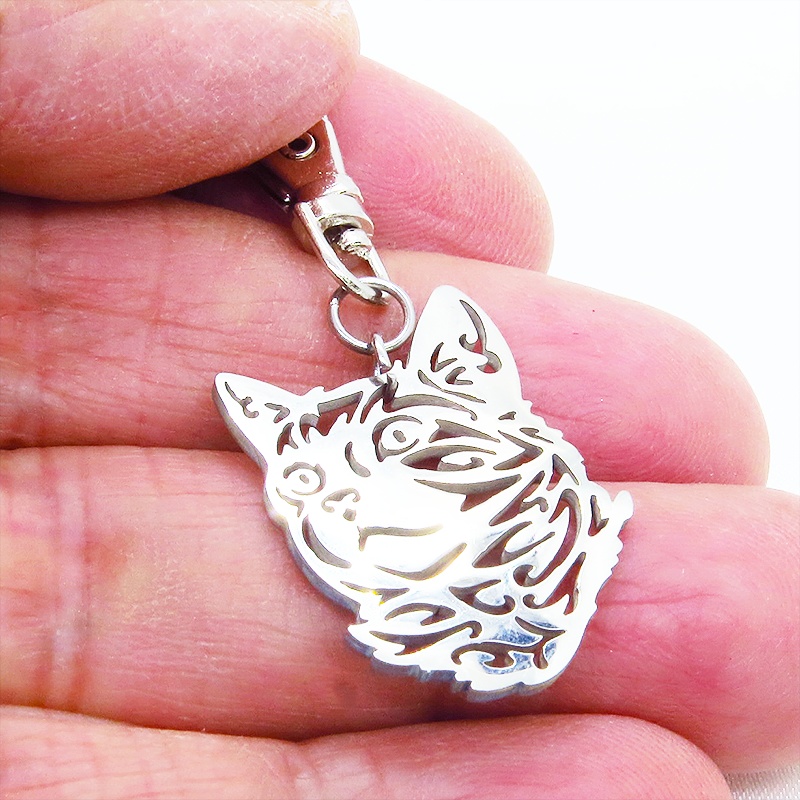 【再販×4】シルバーカラー リアルな猫フェイスモチーフのキーホルダー ダイカット ステンレス メンズ レディース 金具変更可