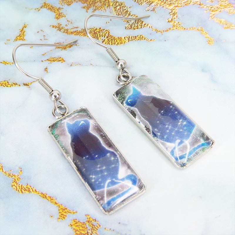 星を見上げる猫 ステンレス製タグプレート型ガラスカボションピアス シルバーカラー サージカル可