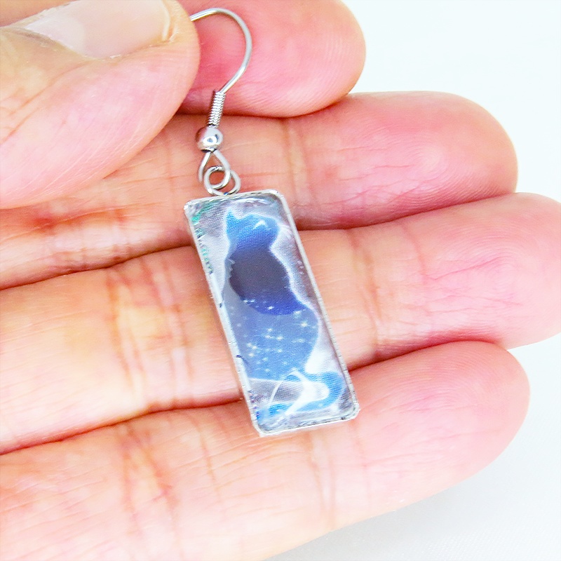 星を見上げる猫 ステンレス製タグプレート型ガラスカボションピアス シルバーカラー サージカル可