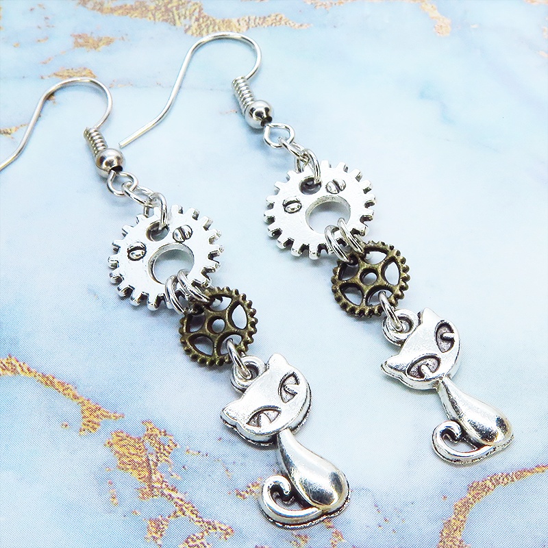 アンティークシルバー 猫と歯車のコンパクトなピアス アンティークゴールド サージカル可
