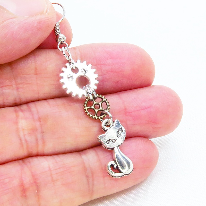 アンティークシルバー 猫と歯車のコンパクトなピアス アンティークゴールド サージカル可