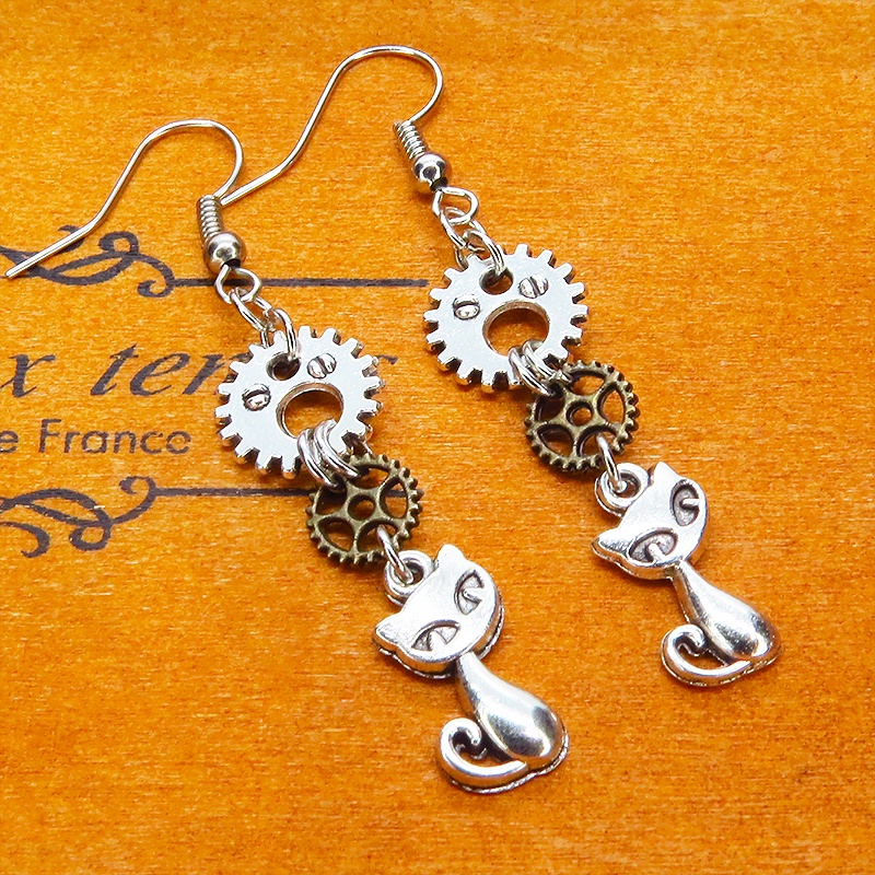 アンティークシルバー 猫と歯車のコンパクトなピアス アンティークゴールド サージカル可