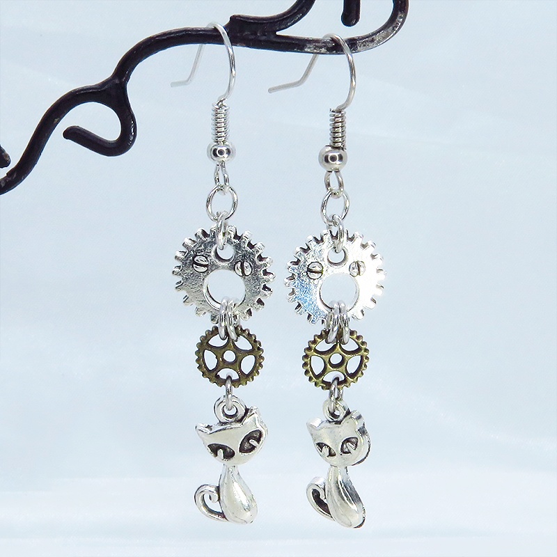 アンティークシルバー 猫と歯車のコンパクトなピアス アンティークゴールド サージカル可