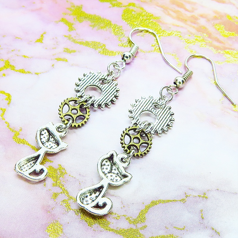 アンティークシルバー 猫と歯車のコンパクトなピアス アンティークゴールド サージカル可