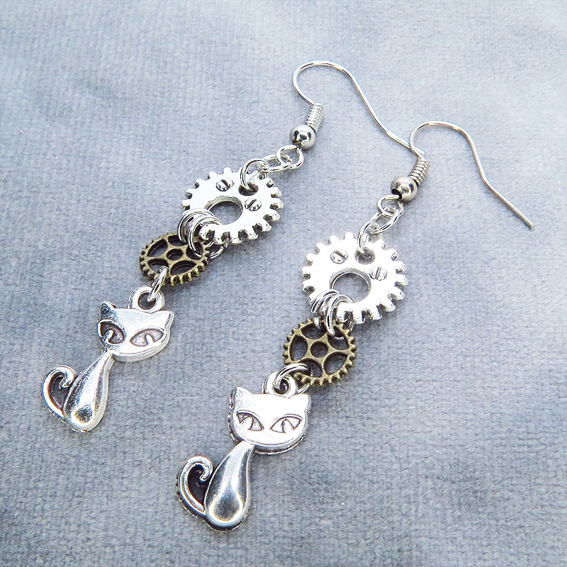 アンティークシルバー 猫と歯車のコンパクトなピアス アンティークゴールド サージカル可