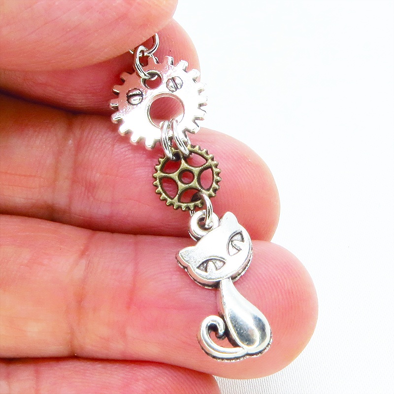 アンティークシルバー 猫と歯車のコンパクトなピアス アンティークゴールド サージカル可