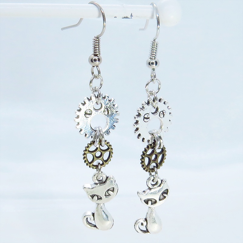 アンティークシルバー 猫と歯車のコンパクトなピアス アンティークゴールド サージカル可