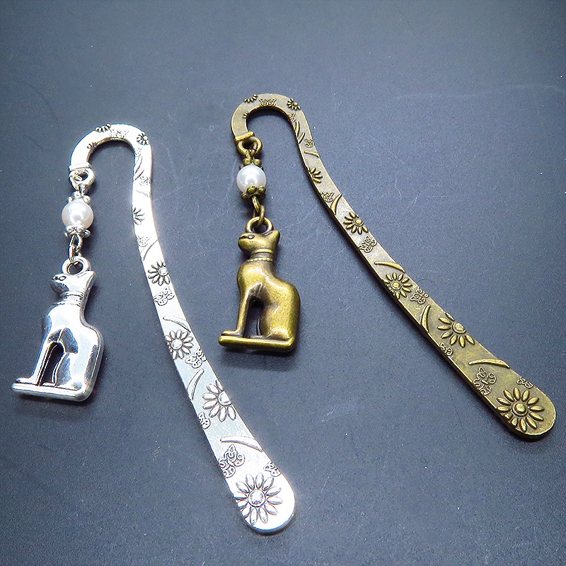 アンティークシルバー 猫の神様バステトとスワロフスキーパール(クリスタルホワイト)を組合せたブックマーカー 栞