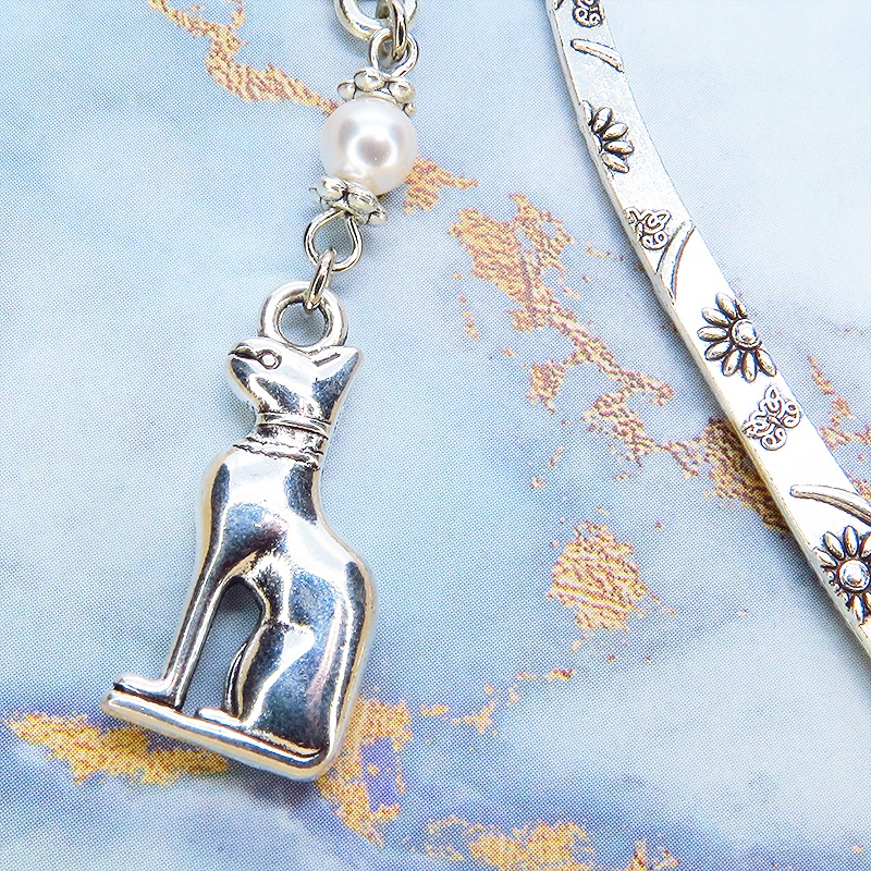 アンティークシルバー 猫の神様バステトとスワロフスキーパール(クリスタルホワイト)を組合せたブックマーカー 栞