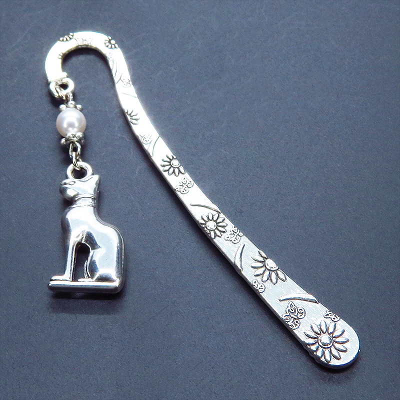 アンティークシルバー 猫の神様バステトとスワロフスキーパール(クリスタルホワイト)を組合せたブックマーカー 栞