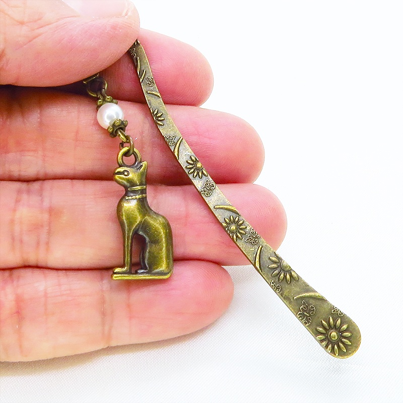 アンティークゴールド 猫の神様バステトとスワロフスキーパール(クリスタルホワイト)を組合せたブックマーカー 栞