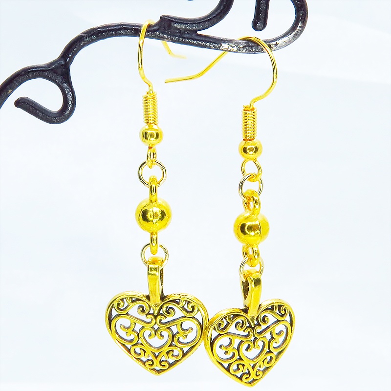 ゴールドカラー アラベスク調の透かし模様の入ったハートモチーフのピアス サージカル可