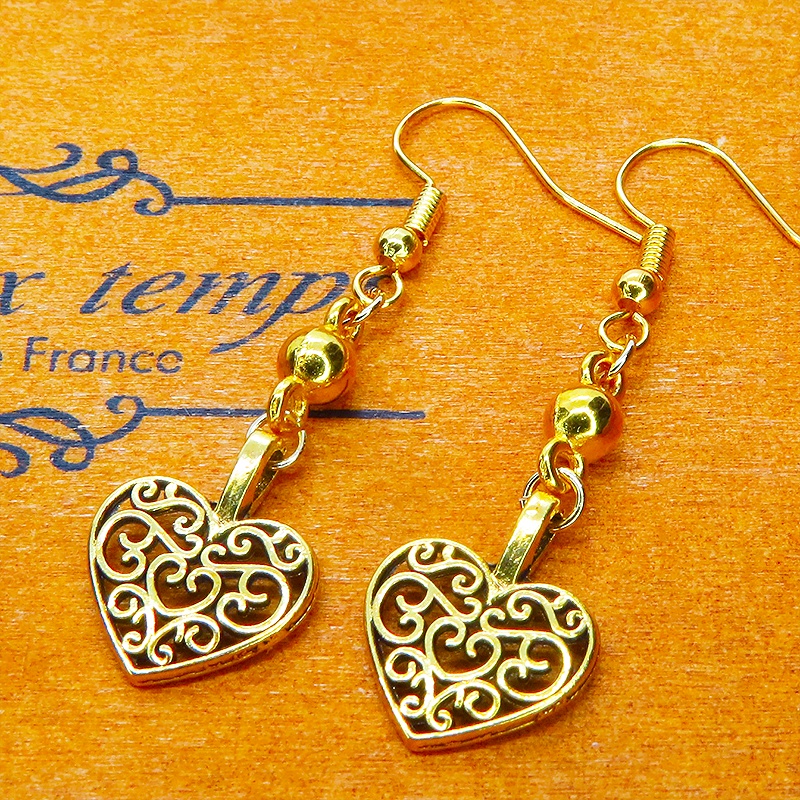 ゴールドカラー アラベスク調の透かし模様の入ったハートモチーフのピアス サージカル可