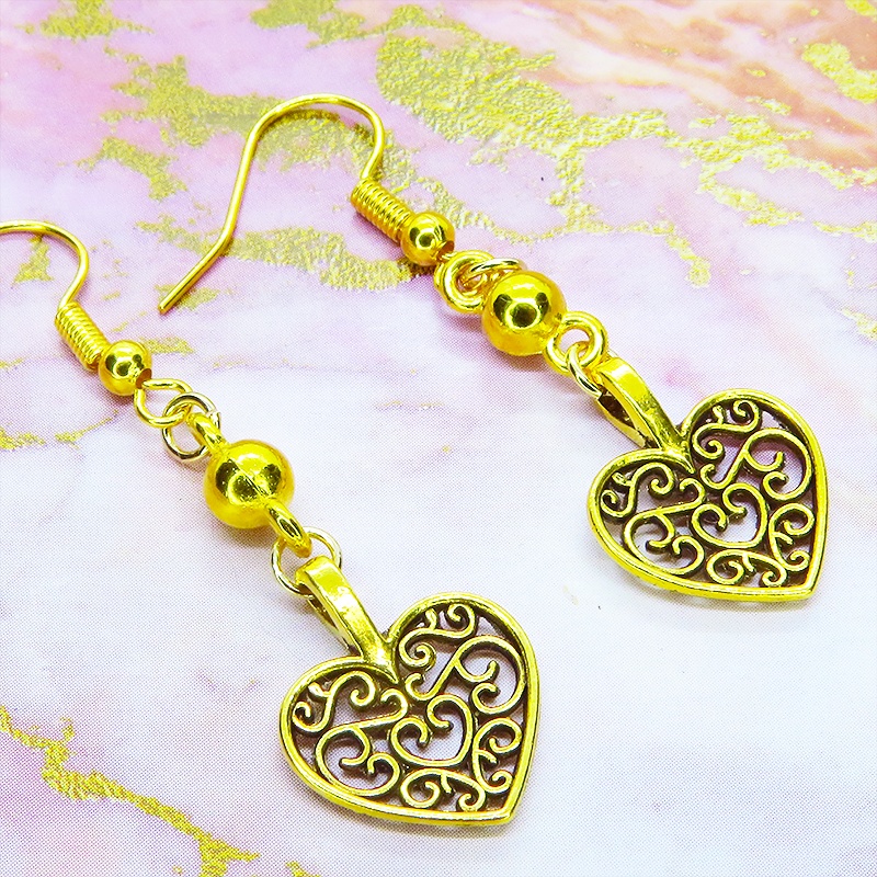 ゴールドカラー アラベスク調の透かし模様の入ったハートモチーフのピアス サージカル可