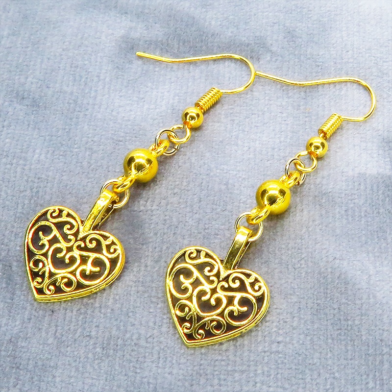 ゴールドカラー アラベスク調の透かし模様の入ったハートモチーフのピアス サージカル可