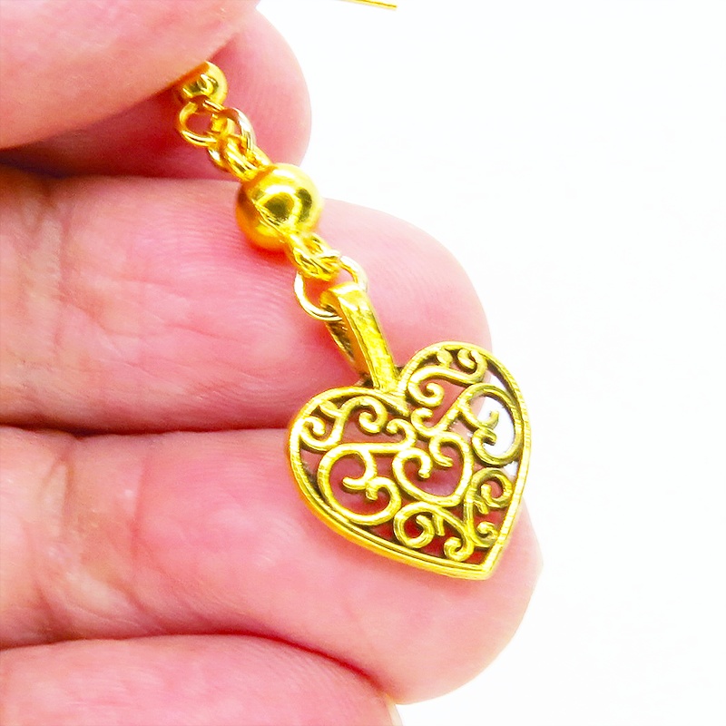 ゴールドカラー アラベスク調の透かし模様の入ったハートモチーフのピアス サージカル可