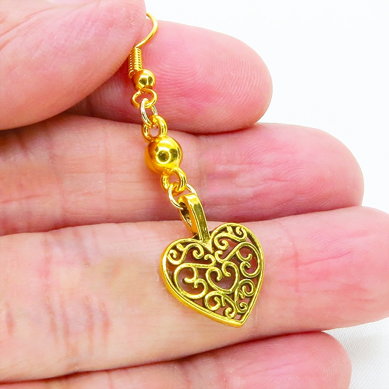 ゴールドカラー アラベスク調の透かし模様の入ったハートモチーフのピアス サージカル可