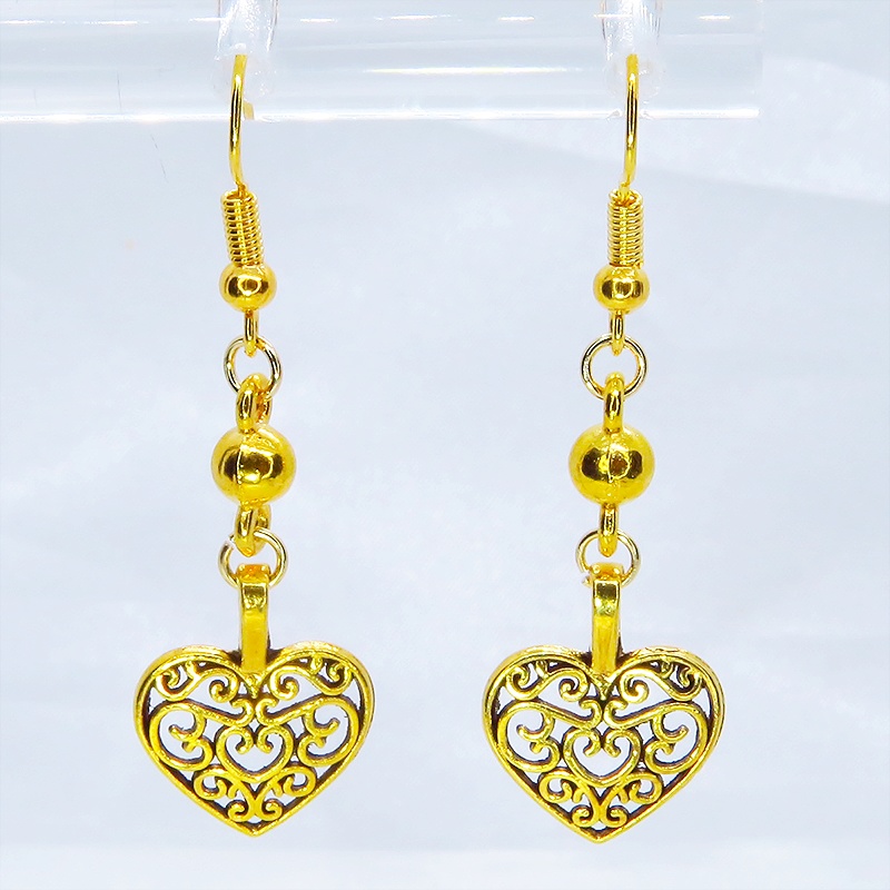 ゴールドカラー アラベスク調の透かし模様の入ったハートモチーフのピアス サージカル可
