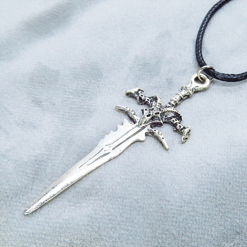 アンティークシルバー 魔剣モチーフのレザーネックレス ソード 剣 カオティック フェイクレザー ゴシック 革紐 アジャスター付