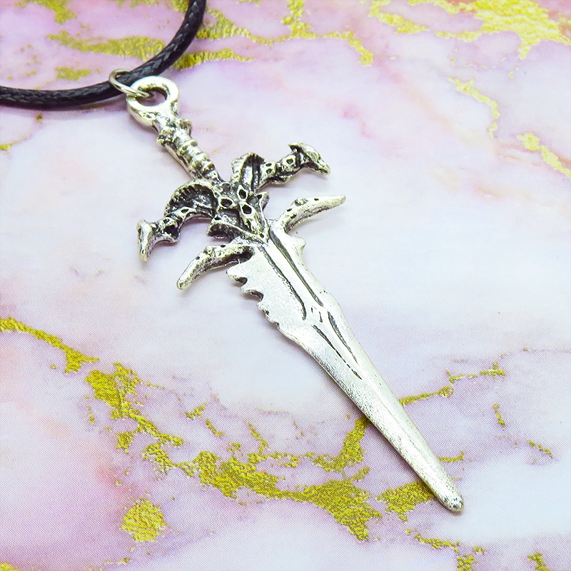 アンティークシルバー 魔剣モチーフのレザーネックレス ソード 剣 カオティック フェイクレザー ゴシック 革紐 アジャスター付
