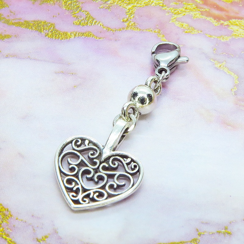 マスク・スマホチャーム アンティークシルバー アラベスク調の透かし模様の入ったハートモチーフの可愛いチャーム ジャックピン追加可
