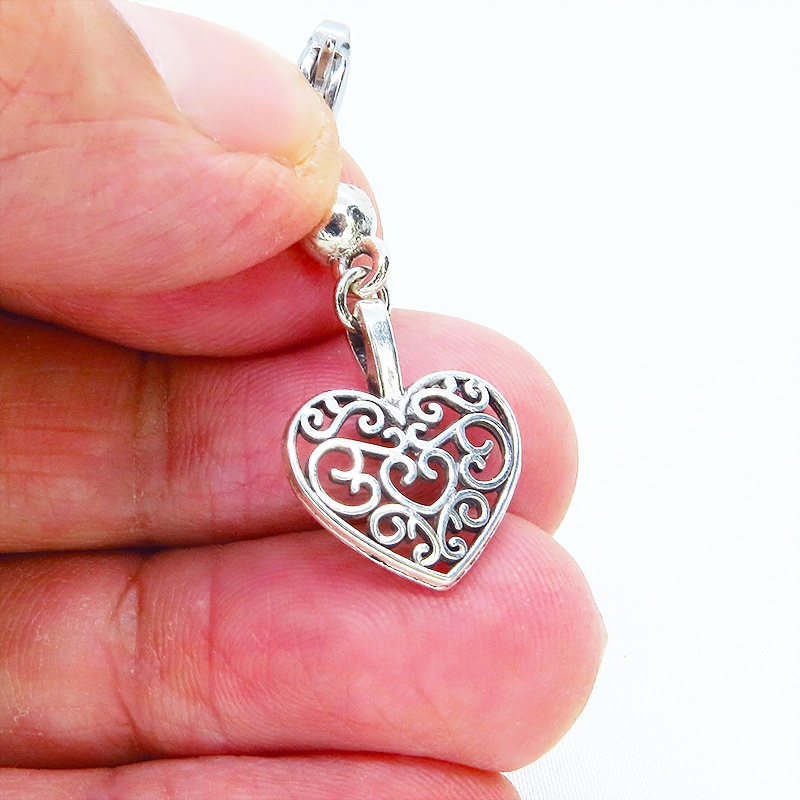 マスク・スマホチャーム アンティークシルバー アラベスク調の透かし模様の入ったハートモチーフの可愛いチャーム ジャックピン追加可
