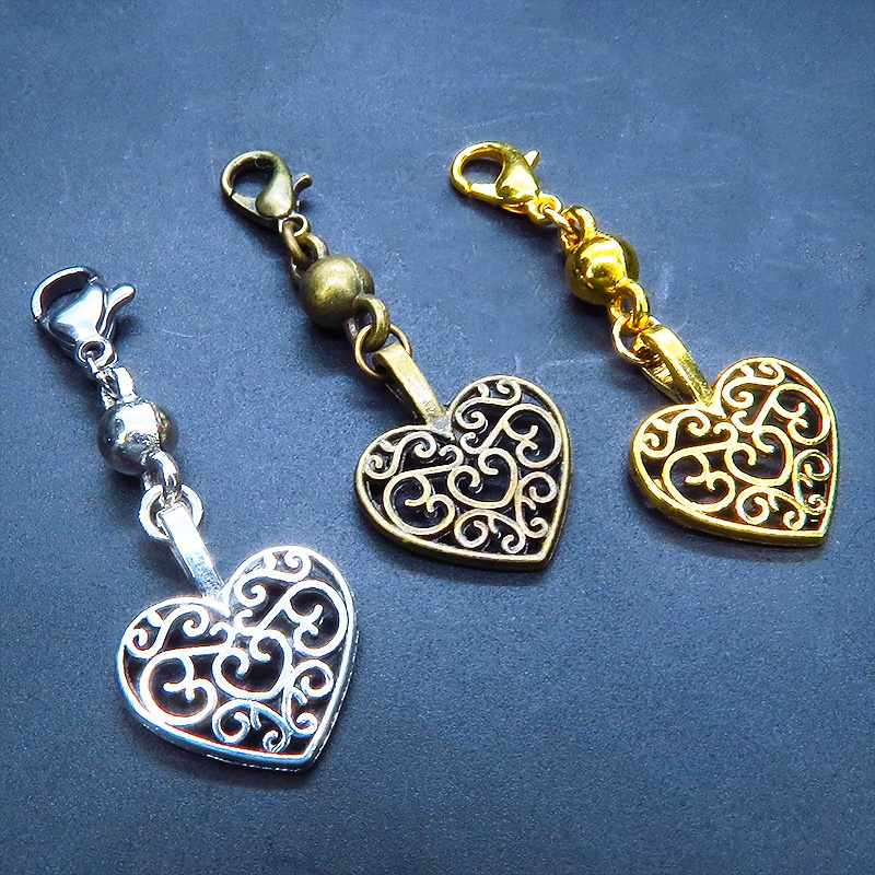 マスク・スマホチャーム アンティークシルバー アラベスク調の透かし模様の入ったハートモチーフの可愛いチャーム ジャックピン追加可