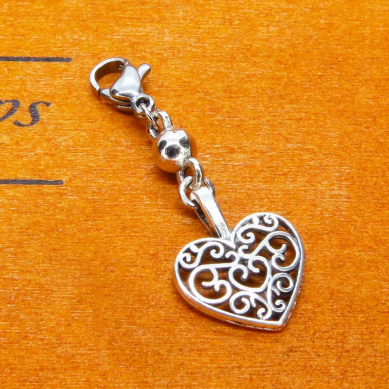 マスク・スマホチャーム アンティークシルバー アラベスク調の透かし模様の入ったハートモチーフの可愛いチャーム ジャックピン追加可