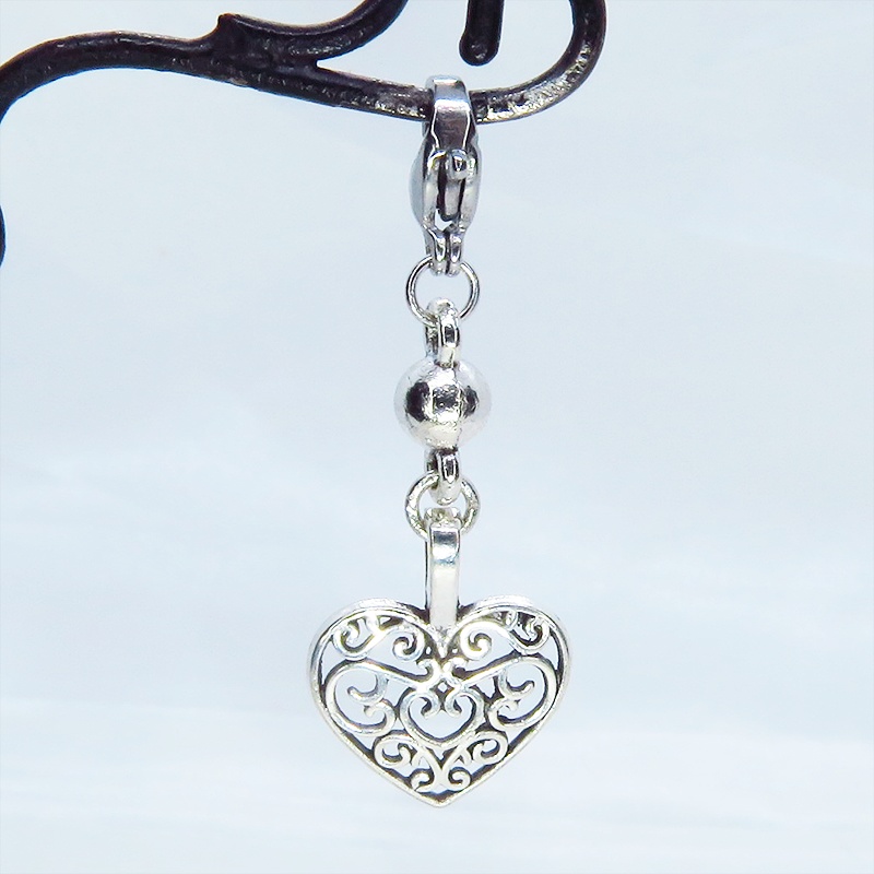 マスク・スマホチャーム アンティークシルバー アラベスク調の透かし模様の入ったハートモチーフの可愛いチャーム ジャックピン追加可