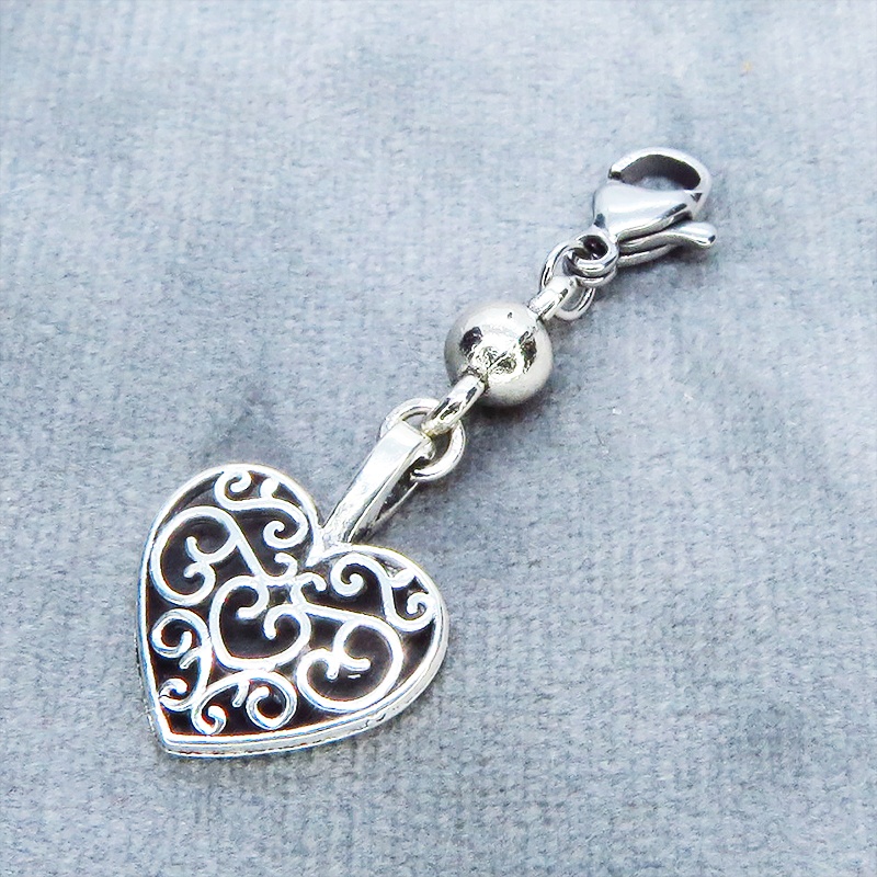 マスク・スマホチャーム アンティークシルバー アラベスク調の透かし模様の入ったハートモチーフの可愛いチャーム ジャックピン追加可