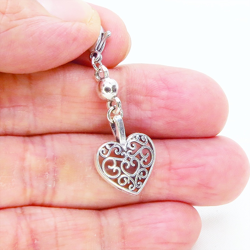 マスク・スマホチャーム アンティークシルバー アラベスク調の透かし模様の入ったハートモチーフの可愛いチャーム ジャックピン追加可