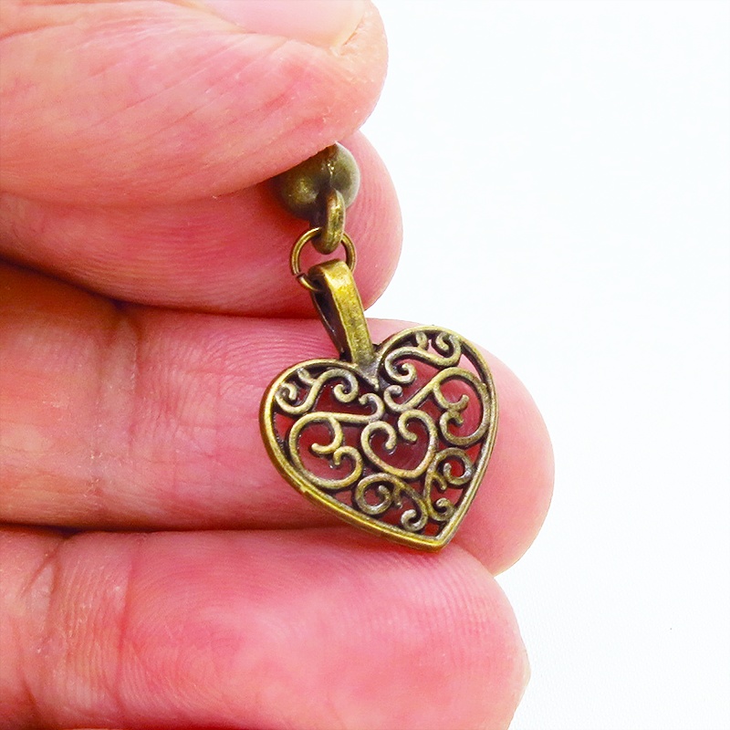 マスク・スマホチャーム アンティークゴールド アラベスク調の透かし模様の入ったハートモチーフの可愛いチャーム ジャックピン追加可