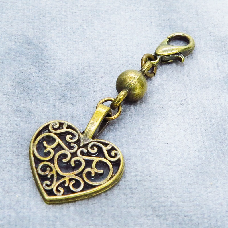 マスク・スマホチャーム アンティークゴールド アラベスク調の透かし模様の入ったハートモチーフの可愛いチャーム ジャックピン追加可