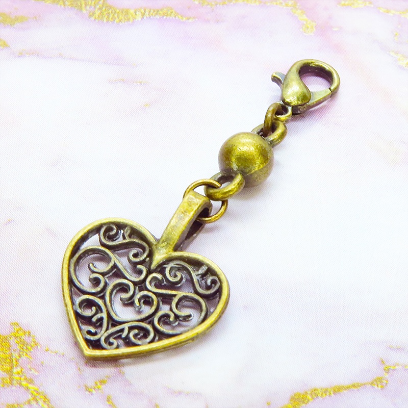 マスク・スマホチャーム アンティークゴールド アラベスク調の透かし模様の入ったハートモチーフの可愛いチャーム ジャックピン追加可