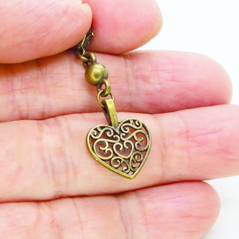 マスク・スマホチャーム アンティークゴールド アラベスク調の透かし模様の入ったハートモチーフの可愛いチャーム ジャックピン追加可