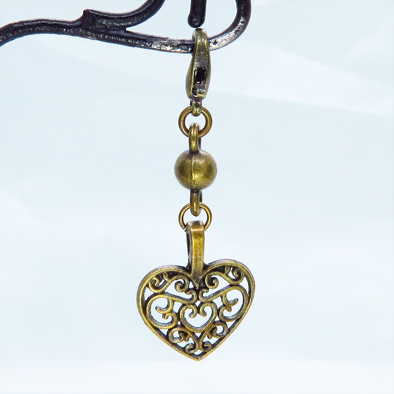 マスク・スマホチャーム アンティークゴールド アラベスク調の透かし模様の入ったハートモチーフの可愛いチャーム ジャックピン追加可