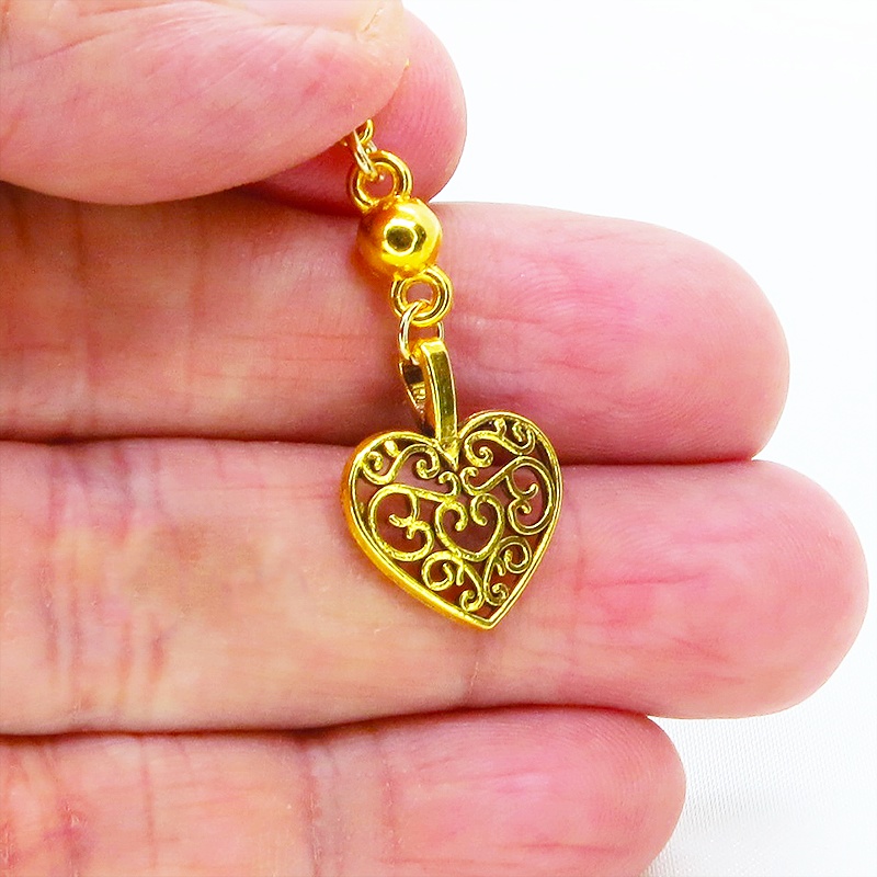 マスク・スマホチャーム ゴールドカラー アラベスク調の透かし模様の入ったハートモチーフの可愛いチャーム ジャックピン追加可