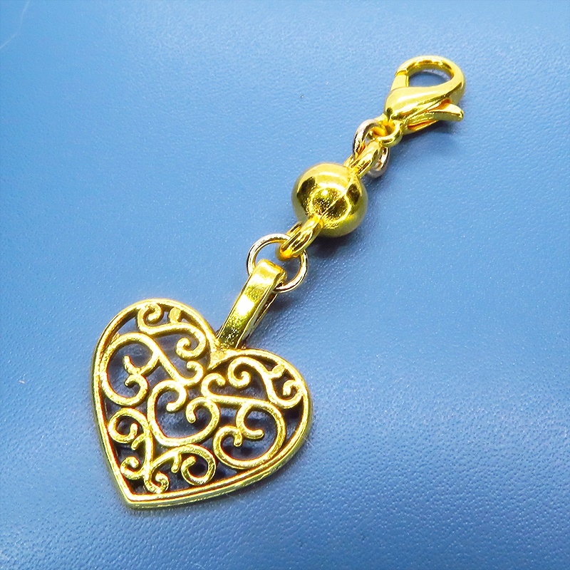 マスク・スマホチャーム ゴールドカラー アラベスク調の透かし模様の入ったハートモチーフの可愛いチャーム ジャックピン追加可