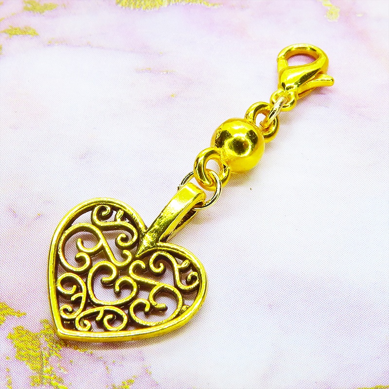 マスク・スマホチャーム ゴールドカラー アラベスク調の透かし模様の入ったハートモチーフの可愛いチャーム ジャックピン追加可